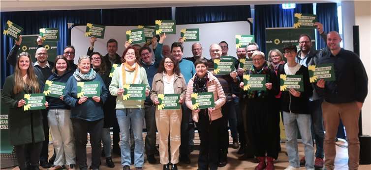 Mitglieder des Kreisverbands votieren einstimmig für das Kommunalwahlprogramm „Westerwald gemeinsam gestalten“. Foto: Marlon Wrasse