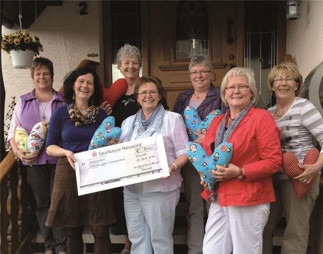 Mitglieder des Kreisvorstandes überreichten den symbolischen Scheck an Bärbel Peil von der Frauenselbsthilfe nach Krebs, Gruppe Neuwied.  privat