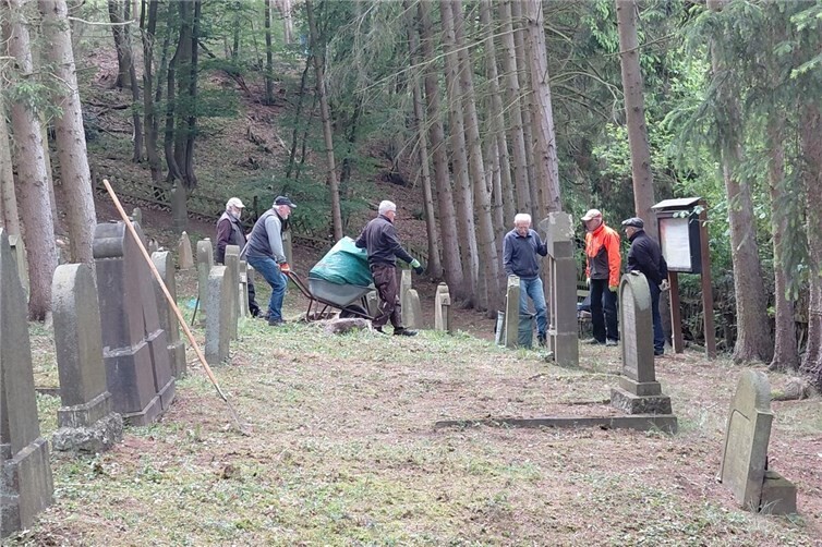 Mitglieder des Kultur- und Heimatvereins Niederzissen sorgen für einen jüdischen Friedhof im gewohnt guten und gepflegten Zustand. 