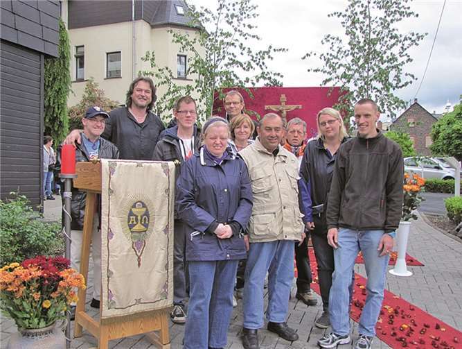 Mitglieder des LTK „Mendig verbindet“ gemeinsam mit Bewohnern des Caritas Zentrums vor dem selbst gestalteten Altar für Fronleichnam.privat