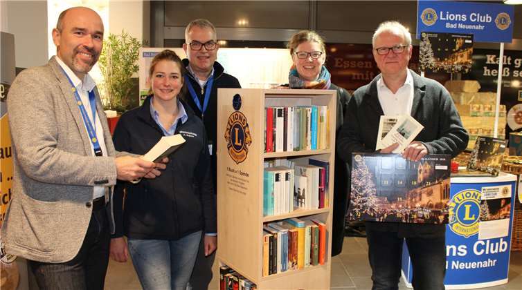 Mitglieder des Lions Clubs Bad Neuenahr bei der Übergabe.DU