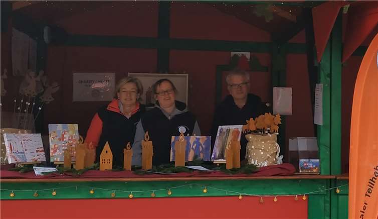 Mitglieder des Lokalen Teilhabekreises „Mayen verbindet“ auf dem Weihnachtsmarkt in der Eifelstadt.  Zentrum, Mendig