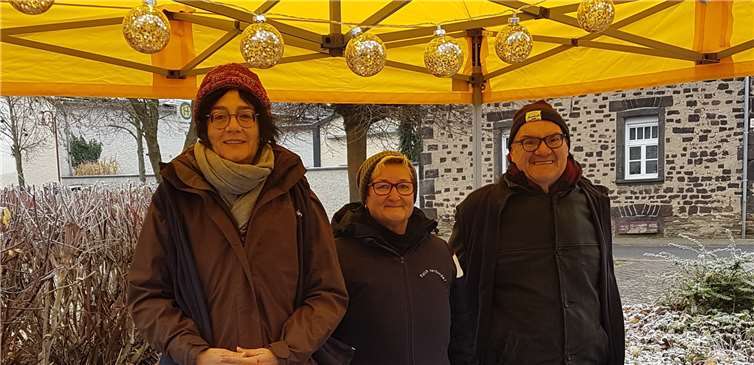 Mitglieder des Lokalen Teilhabekreises „Polch verbindet“ am Stand in Kerben.
