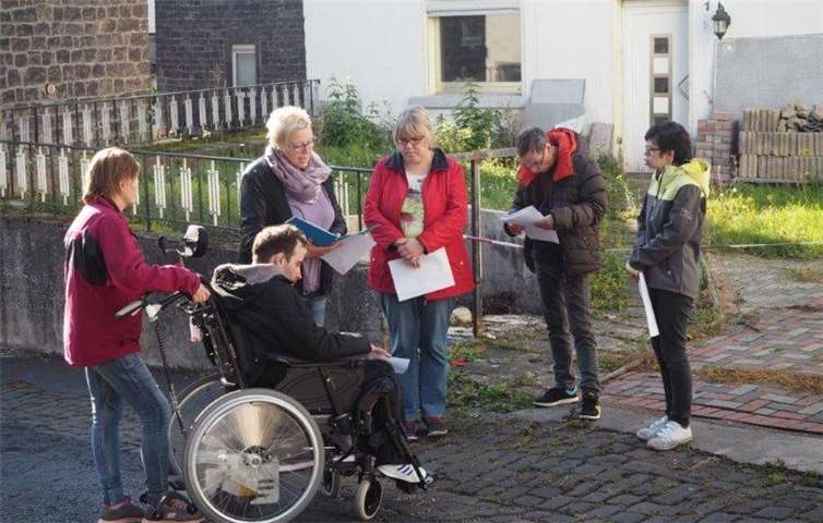 Mitglieder des Lokalen Teilhabekreises bei der Begehung.Caritas Zentrum, Mendig