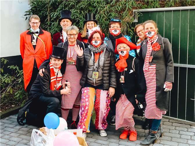 Mitglieder des Möhnenvereins Herzblättchens und der KG Leubsdorf