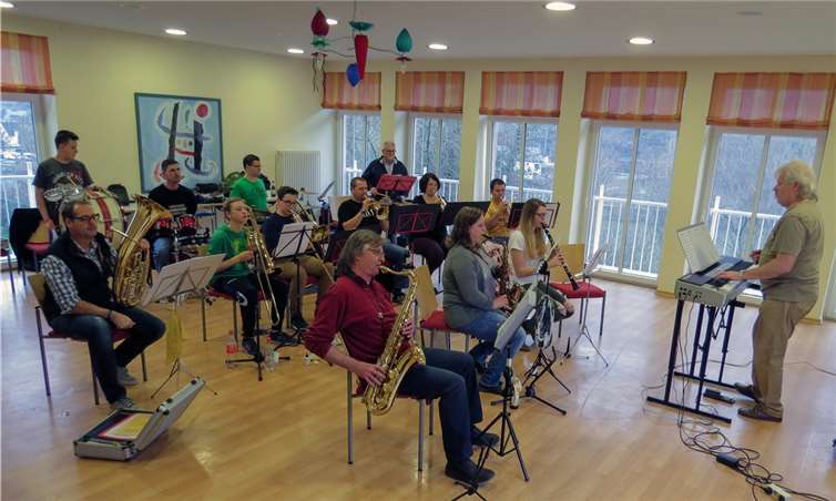 Mitglieder des Musikvereins Rote Husaren in Aktion.Axel Nickles