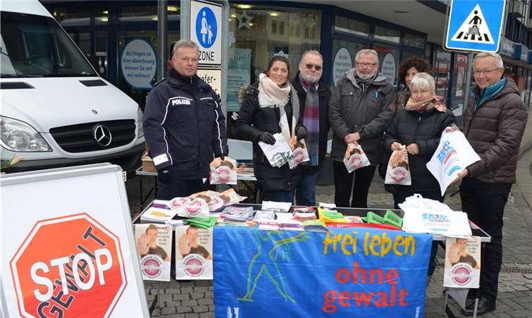Mitglieder des Netzwerkes gegen Gewalt mit dem 1.Kreisbeigeordneten Achim Hallerbach am Stand in der Neuwieder Innenstadt.