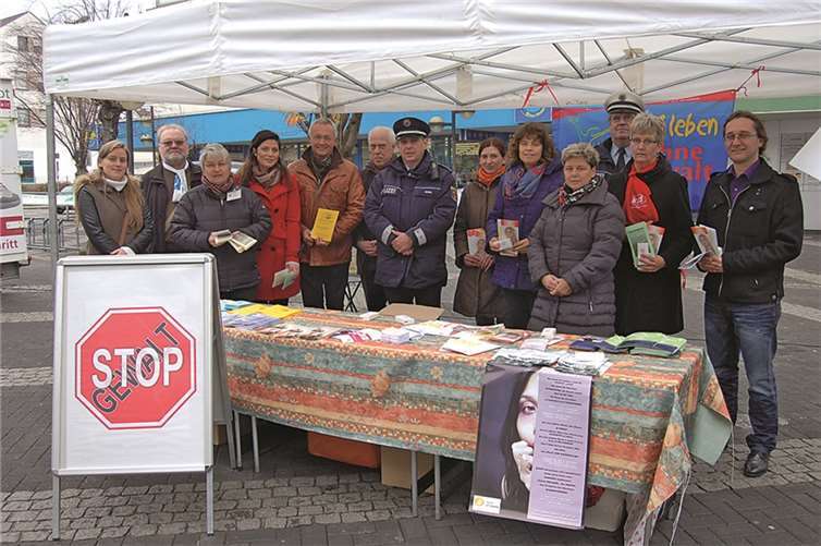 Mitglieder des Netzwerkes gegen Gewalt mit den Dezernenten Achim Hallerbach (Landkreis Neuwied) und Jürgen Moritz (Stadt Neuwied) am Stand in der Neuwieder Innenstadt.privat