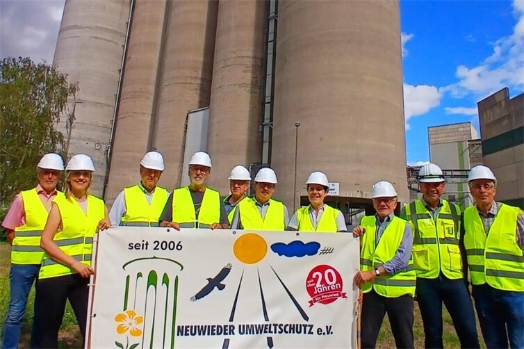 Mitglieder des Neuwieder Umweltschutzvereins mit Herrn L.Steinhauer, Werksleiter Dyckerhoff
