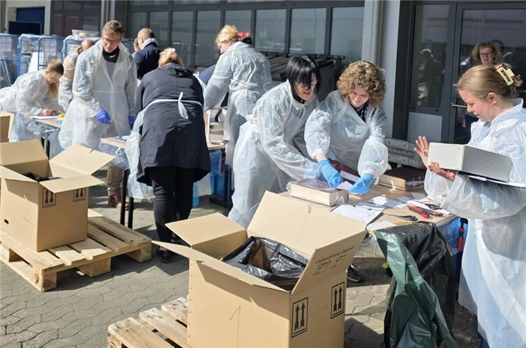 Mitglieder des Notfallverbundes Koblenz übten die Erstversorgung von beschädigten Büchern.