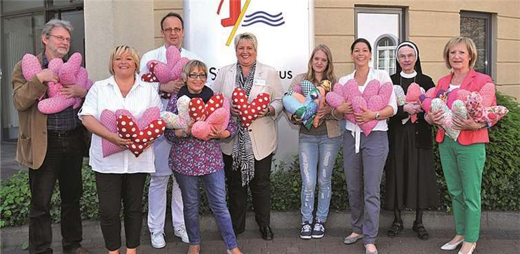 Mitglieder des Offenen Nähtreffs und der Selbsthilfegruppe Frauen nach Krebs haben im Haus der Familie Kissen in Herzform genäht, die jetzt dem St. Nikolaus-Stiftshospital übergeben wurden. Stadtverwaltung/Maurer