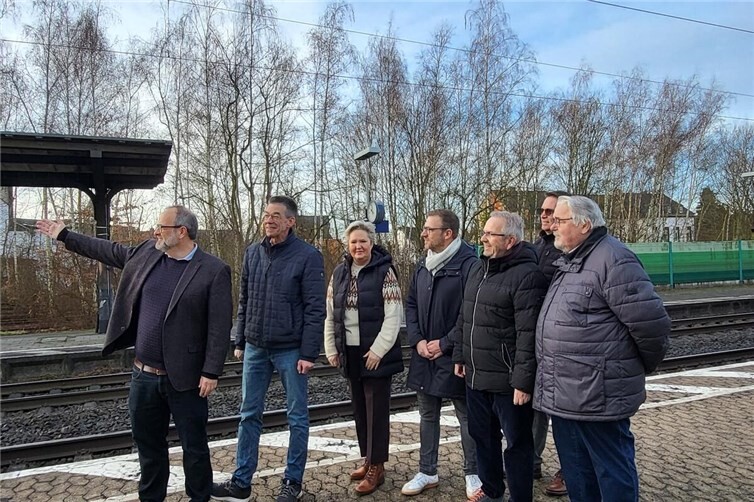 Mitglieder des Ortsbeirates Engers machen sich gemeinsam mit Ortsvorsteher Dieter Neckenig ein Bild von der Situation am Bahnhof Engers.