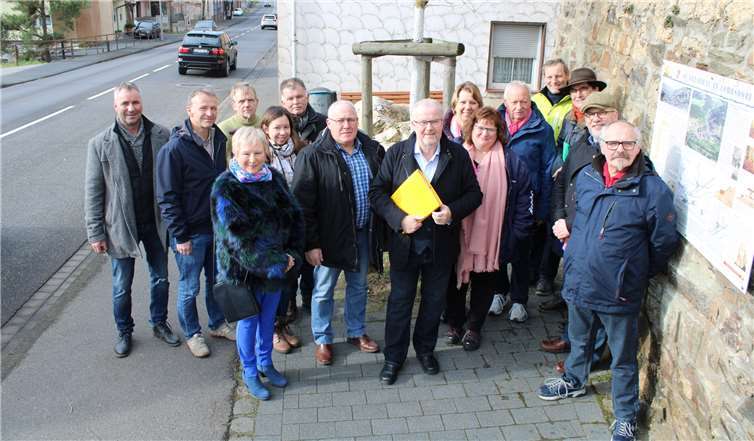 Mitglieder des Ortsbeirats sowie des Heimat- und Fördervereins Lohrsdorf/Green waren zur Übergabe der neuen Infotafel gekommen. Fotos: DU