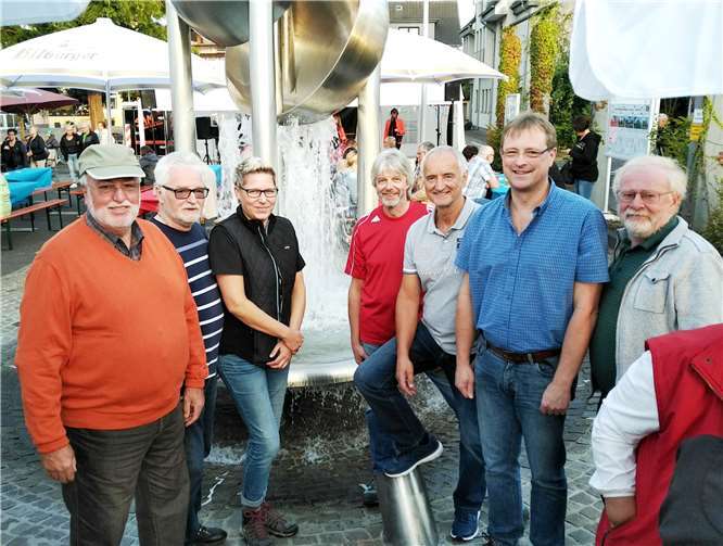 Mitglieder des Ortsgemeinderats und des Verkehrs- undVerschönerungsvereins Puderbach organisieren seit vier Jahren das Fest umden von der örtlichen Firma Afflerbach gespendeten Brunnen. Fotos: KER