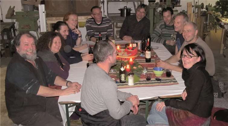 Mitglieder des Ortsverbands Mendig von Bündnis 90/Die Grünen beim Jahresausklang auf Retteraths Hof.  Privat