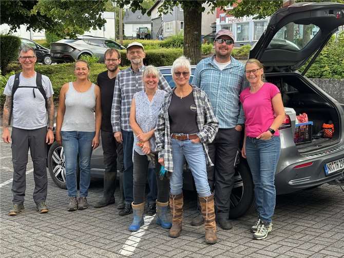 Mitglieder des Ortsverbands Puderbacher Land von Bündnis 90/Die Grünen haben gemeinsam mit engagierten Bürgerinnen und Bürgern tatkräftig angepackt. Foto: Astrid Eriksohn