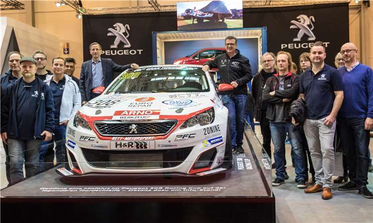 Mitglieder des Peugeot Sport Clubs. Am Auto links: Herr Ulrich Bethscheider-Kieser (Leiter Öffentlichkeitsarbeit Peugeot Deutschland GmbH), am Auto rechts: Jürgen Nett. Andreas Krein