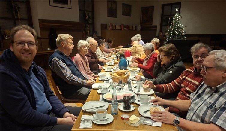 Mitglieder des Pfarrgemeinderates Sankt Arnulf Nickenich luden auch dieses Jahr wieder im Anschluss an die Roratemesse zum leckeren Frühstück ein. Foto: Norbert Missong