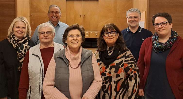 Mitglieder des Pfarrgemeinderates und des Firmvorbereitungsteams trafen sich zum Informationsaustausch. Von links: Kirsten Baier, Monika Bermel, Lothar Schmitz, Monika Leinz, Anke Heinz, Pfarrgemeinderatsvorsitzender Wolfgang Weber und Firmverantwortliche der Pfarreiengemeinschaft Steffi Kennert und der Fotograf Pfarrer Norbert Missong. Foto: Norbert Missong