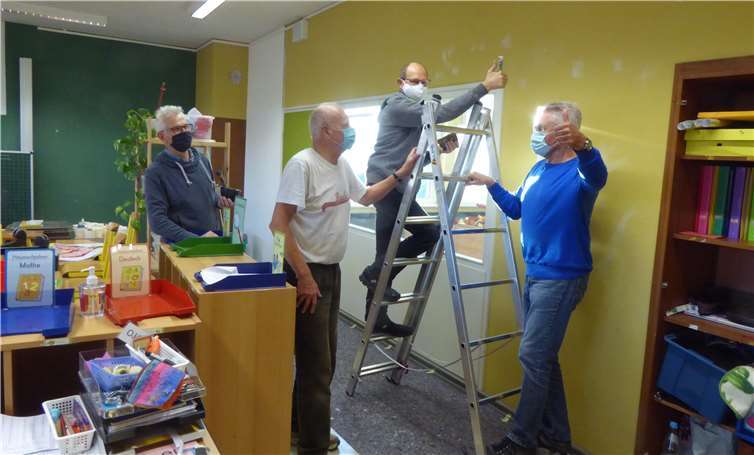 Mitglieder des RC Bonn-Rheinbach bei der Arbeit - und für den Fotografen kurzzeitig ohne Corona-Abstand: Gerd Knupp, Arnd Pötter, Inno Gaul und Wolfgang Otto (v.l.n.r.). Foto: privat