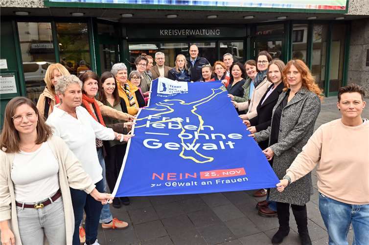 Mitglieder des Runden Tisches gegen Gewalt am 25. November vor dem Kreishaus.  Foto: Vollrath / Kreisverwaltung Ahrweiler