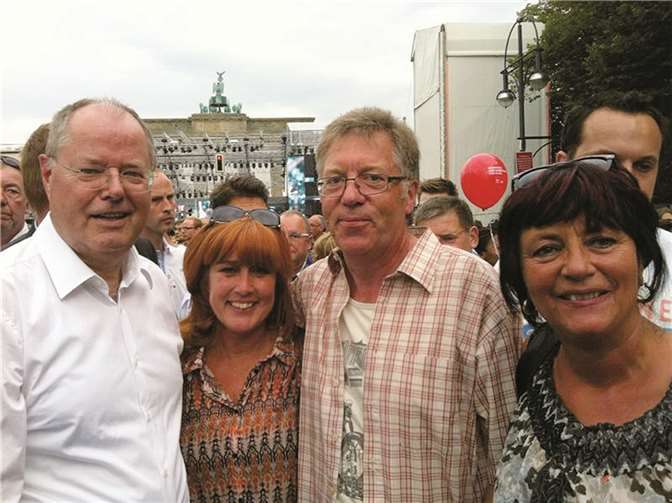 Mitglieder des SPD-Kreisverbandes Mayen-Koblenz mit Kanzlerkandidat Peer Steinbrück im Rahmen des Deutschlandfests anlässlich des 150. Geburtstags der SPD. privat