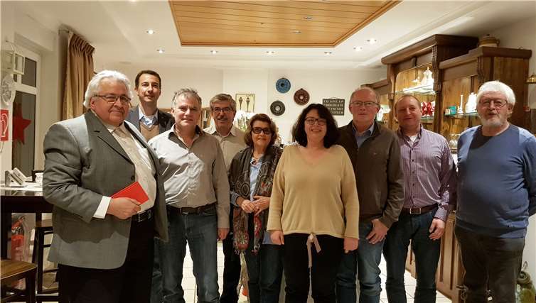 Mitglieder des SPD-OV Untermosel beim Treffen in Kattenes. v.li.: Hans-Günter Hassel, Marcus Mondroch, Mathias Knerr, Klaus Frevel, Elsa Hassel-Schömann, Britta Weiß, Walter Leischner, Christian Bender, Wolfgang Neises.  Privat