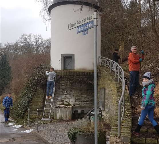 Mitglieder des SPD-Ortsvereins haben das Gelände um das Mettenicher Brünnchen frei geschnitten und von Abfall gesäubert.