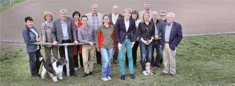Mitglieder des SPD-Stadtverbandes beim Vor-Ort-Besuch in Kell auf dem Keller Sportplatz. privat