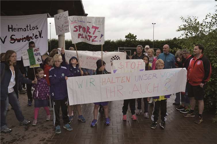 Mitglieder des SV Swisttal, darunter viele Kinder und Jugendliche, fordern den weiteren Spielbetrieb. Weigert