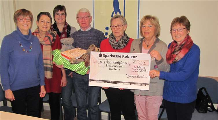 Mitglieder des Senioren-Kabaretts „Junges Gemüse“ bei der Spendenübergabe an das Koblenzer Frauenhaus. Foto: privat