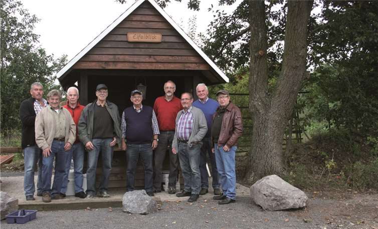 Mitglieder des Seniorenarbeitskreises nach der Anbringung des Namensschildes an der Schutzhütte.WER