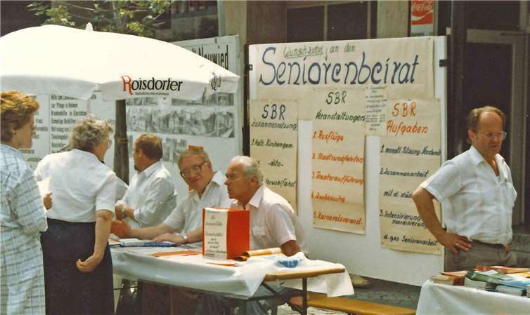 Mitglieder des Seniorenbeirats bei einer Informationsveranstaltung im Jahr 1987. Quelle: Stadt Neuwied