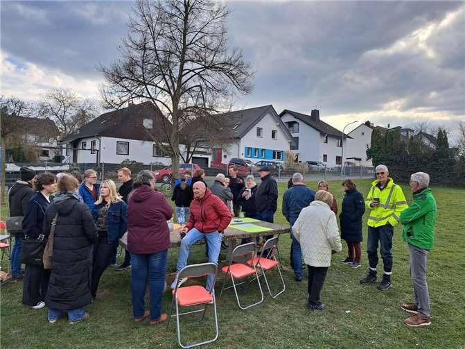 Mitglieder des Sinziger Jugendbeirats trafen sich mit den Anwohnerinnen und Anwohnern des neuen Jugendtreffs.  Foto: Stadtverwaltung Sinzig