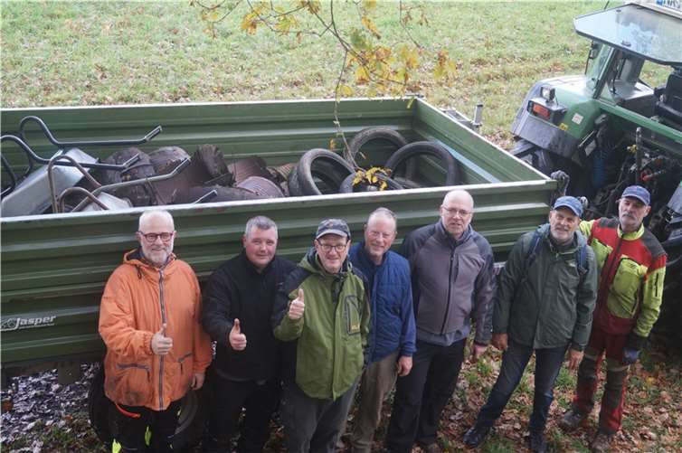 Mitglieder des St. Joseph Bürgervereins Scheuren beseitigten jetzt Überreste früherer Umweltsünden.  Foto: Bürgerverein Scheuren