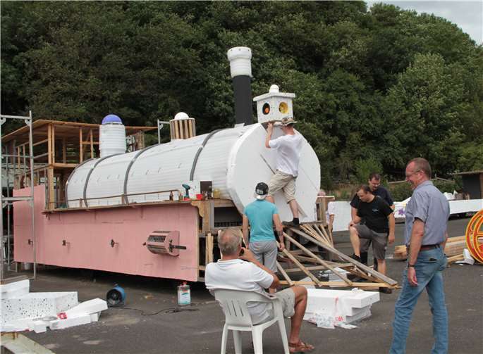Mitglieder des St.-Martins-Chor beim Bau der „Ten-wheeler-Lokomotive“.