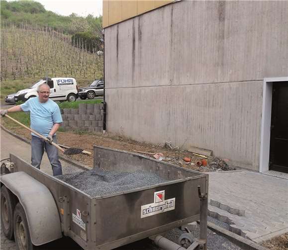 Mitglieder des TUS Treis-Karden packten selber an. privat