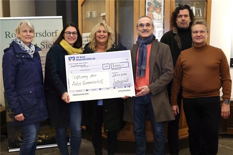 Mitglieder des Theaterensembles und des Vorstandes der Abtei Rommersdorf-Stiftung.v. l. n. r. Annette Brog, Dr. Ute Hartmann, Birgit Kornek-Pfleger (INFLAGRANTI), Dr. Hermann-Josef Richard (Vorsitzender der AR-Stiftung), Dr. Reinhard Lahr (Geschäftsführer AR-Stiftung) und Ulrich Theis (stell. Vorsitzender der AR-Stiftung).  Foto: Wolfgang Hartmann