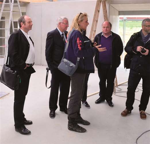 Mitglieder des Tierschutzvereins führten die Gäste durch den Rohbau.