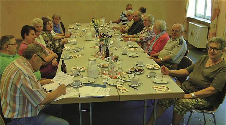 Mitglieder des V d K Buchholz - Nörtershausen in geselliger Runde bei Kaffee und Kuchen. privat