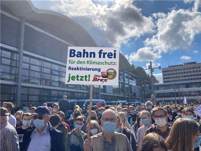 Mitglieder des Vereins Brexbachtalbahn bei der Großdemo in Koblenz.Foto: privat
