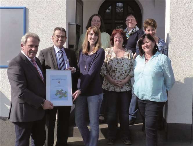 Mitglieder des Vereins Dorfladen „Oose Lade“ in Greimersburg freuten sich mit Ortsbürgermeister Hans-Werner Junglas über den RWE-Klimaschutzpreis 2013, den Sina Heymann von der Kommunalbetreuung Rauschermühle gemeinsam mit dem Bürgermeister der Verbandsgemeinde Cochem, Helmut Probst, überreichte. privat
