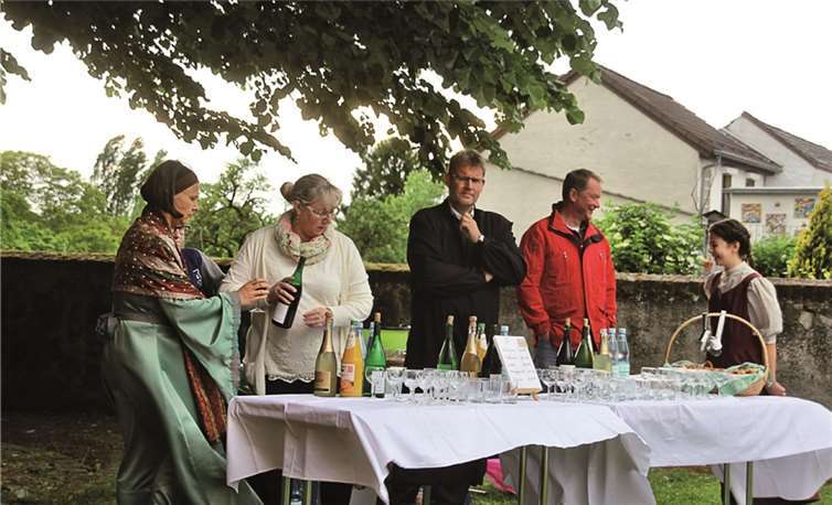 Mitglieder des Vereins Lüfthildis Mysterienspiele bewirteten die Besucher.Stein
