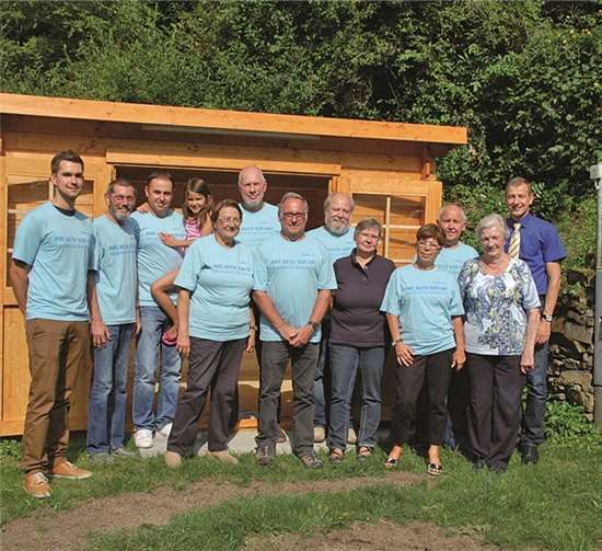 Mitglieder des Vereins für Denkmalpflege Ehrenburgertal e.V. stellten auf dem Lorenzplatz ein Blockbohlenhaus auf. Privat
