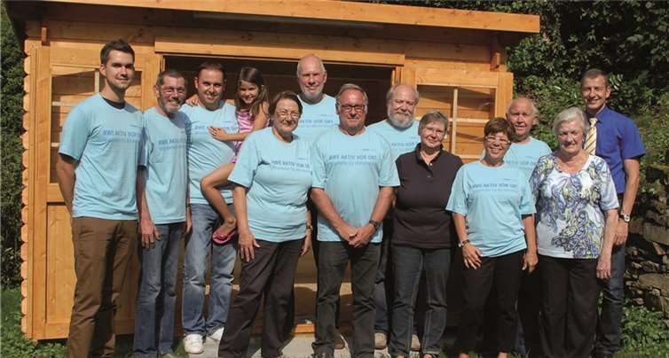 Mitglieder des Vereins für Denkmalpflege Ehrenburgertal e.V. stellten auf dem Lorenzplatz ein Blockbohlenhaus auf. privat