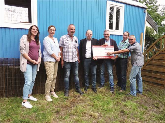 Mitglieder des Verkehrs- und Heimatverein Bell überreichten Ortsbürgermeister Stefan Zepp einen symbolischen Spendenscheck über 1.000 Euro.