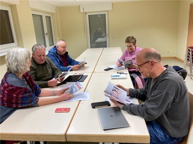 Mitglieder des Vorstandes beim Betrachten des druckfrischen Heftes. Foto: privat