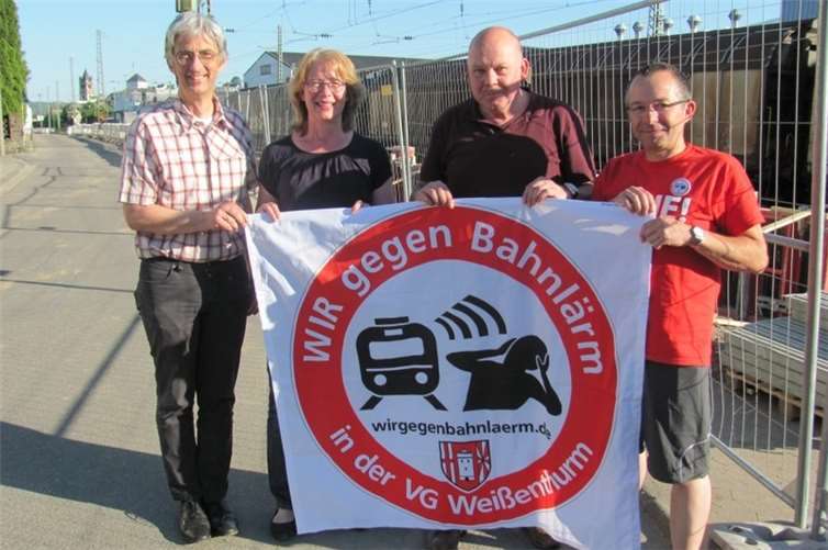 Mitglieder des Vorstandes der Weißenthurmer Bürgerinitiative danken MdB Tabea Rößner für ihren Besuch und die nachhaltige Unterstützung (v. l.) Dr. Christoph Thilmann, Tabea Rößner, Rolf Papen, Johannes Juchem.Hermann Winter