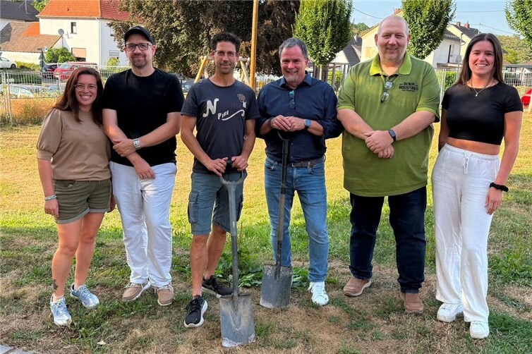 Mitglieder des Vorstands der Theatergruppe mit Architekt und Vertretern der Dorfgemeinschaft beim symbolischen Spatenstich. 