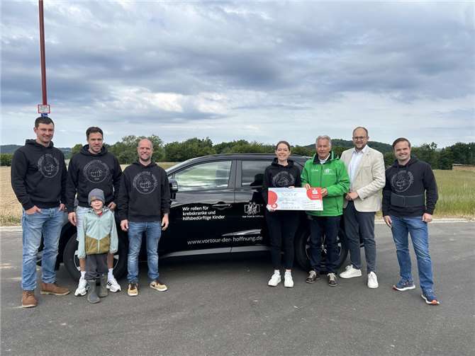 Mitglieder des Vorstands des Dorfvereins Glockscheid-Wüscheid übergeben einen Spendenscheck an Jürgen Grünwald (Dritter v. rechts) für die Vor-Tour der Hoffnung. Foto: Annika Hardt